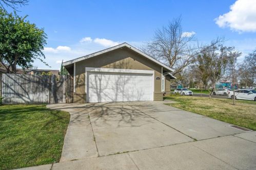 1225 Riverette Dr, Modesto, CA 95351-6809