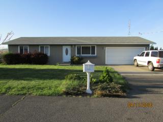 400 Orchard Ln, Tieton, WA 98947-9555