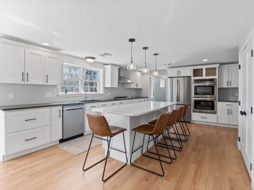 21 Overhill Rd, Warren, RI 02885-2906