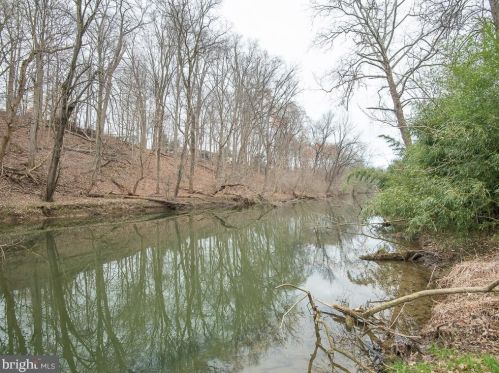 2122 Millcreek Rd, Lancaster PA  17602-4749 exterior