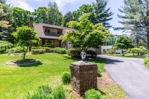 28 Ledgemont Dr, Warwick, RI 02886-4224