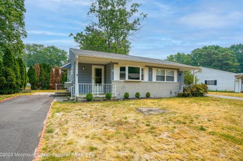 7 Virginia Dr, Lakehurst NJ  08759-1440 exterior