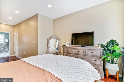 1029 Cleveland St, Philadelphia PA 19146-2648 exterior