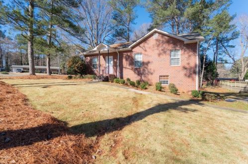 8 Vanguard Cir, Marietta, GA 30060-6640