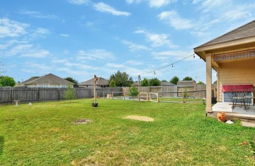1265 Twin Estates Dr, Uhland TX 78640 exterior