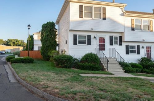 60 Commodore Cmns, Derby CT  06418-2153 exterior