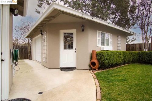 1320 Sherwood Dr, Concord CA  94521-3350 exterior