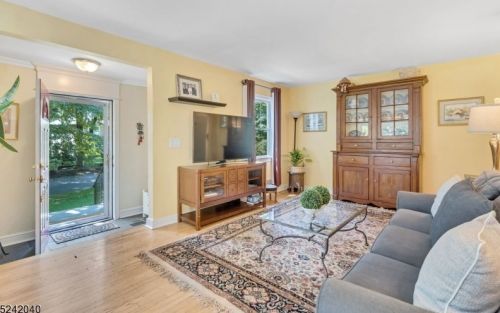 3 Grove Pl, Mountain Lakes, NJ 07046-1401
