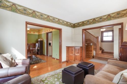 584 Valley Rd, Gillette, NJ 07933-2010