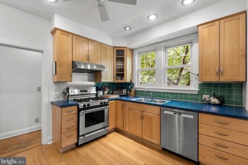 800 Easley St, Silver Spring MD 20910-4587 exterior