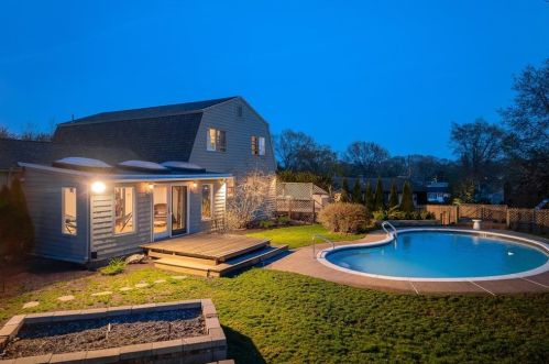 52 Countryside Dr, Providence, RI 02904-3422
