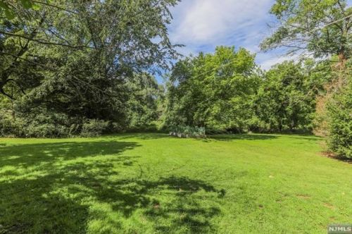 72 Grant Ave, Cresskill, NJ 07626-1419