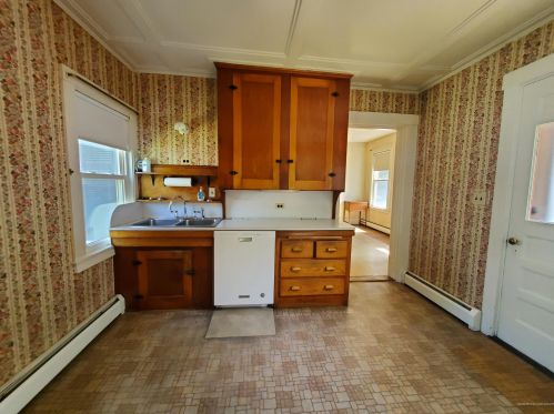30 High St, Winthrop, ME 04364-1307