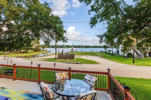 702 Timber Cv Dr, Taylor Lake Village TX 77586-4617 exterior