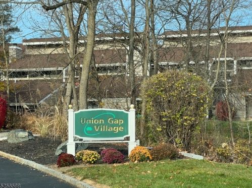 25 Crossway, Clinton, NJ 08809-1107