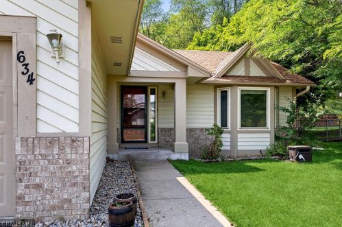 634 Hillside Dr, Saint Paul, MN 55121-2353