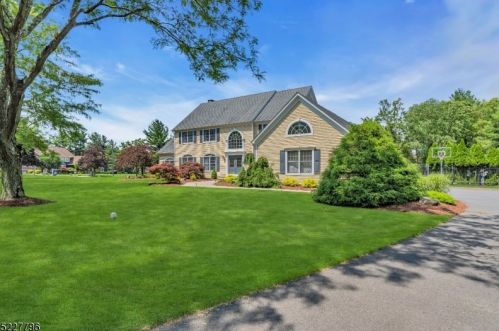 1 Hawkes Ct, Bridgewater, NJ 08807-2305