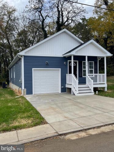 418 Lawrence St, Charles Town, WV 25414-1552