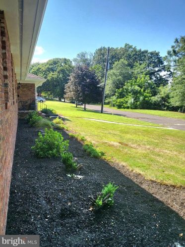 1098 Riverview Dr, Florence, NJ 08518-1616