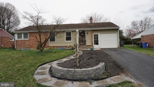 2454 Crystal Ln, York, PA 17402-3648