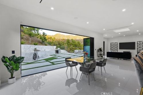 2434 Delisle Ct, Glendale CA  91208-2210 exterior