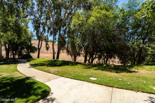 933 Quarterhorse Ln, Calabasas, CA 91377-3968