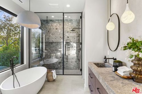 15754 Morrison St, Van Nuys CA  91436-1544 exterior