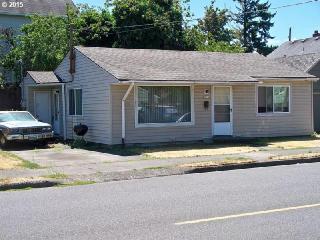 8024 Fremont St, Portland OR  97213-3237 exterior
