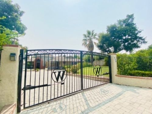 990 25 St, Upland CA 91784-1006 exterior