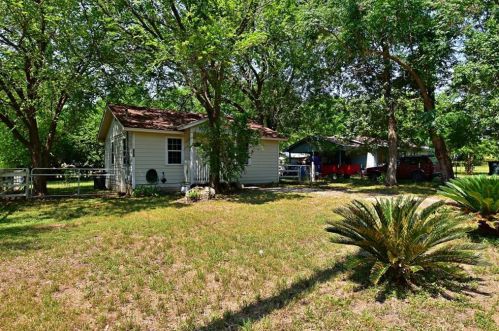 131 Jones St, Stairtown, TX 78648-1814