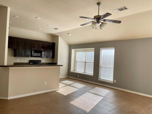 272 Spring Hollow Dr, Fort Worth, TX 76131-3151