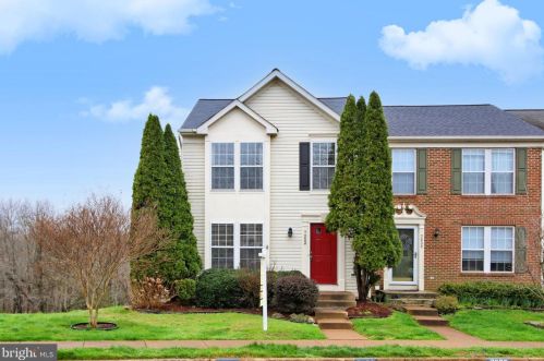 7052 Rogue Forest Ln, Gainesville, VA 20155-1628