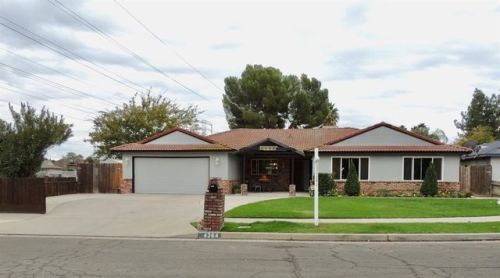 4364 Hacienda Dr, Fresno, CA 93705-1608
