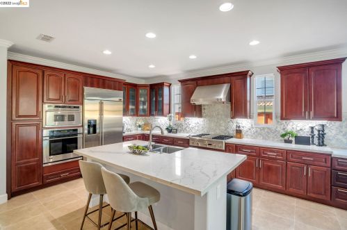 1216 Oak Knoll Dr, Concord, CA 94521-5515