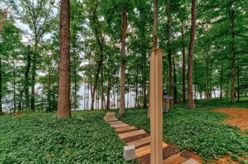 2742 Northlake Rd, Gainesville, GA 30506-1835