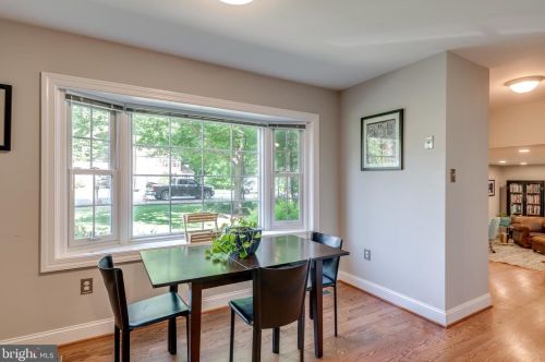 2333 Rosedown Dr, Herndon VA  20191-1631 exterior
