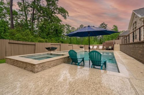 1828 Lily Meadows Dr, Conroe TX  77304-2948 exterior