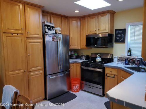 6 Jessie Ln, Avenel, NJ 07001-1922