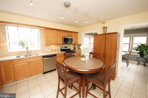 41 Holt Cir, Trenton NJ  08619-1605 exterior