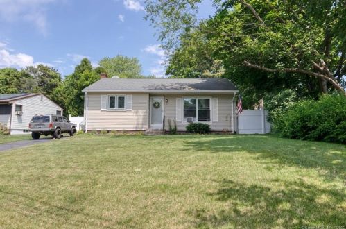 7 Atwood Dr, Niantic, CT 06357-1001