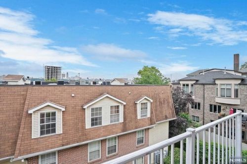 300 Crown Ct, Edgewater, NJ 07020-1139