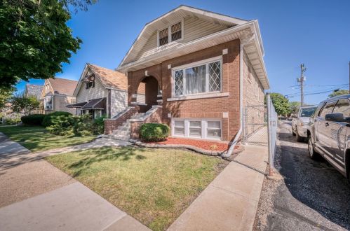 2527 East Ave, Forest View, IL 60402-2641