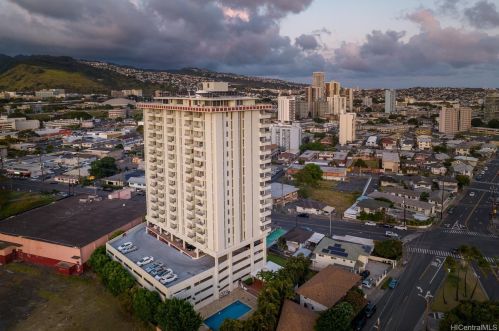 796 Isenberg St, Honolulu HI  96826-2928 exterior