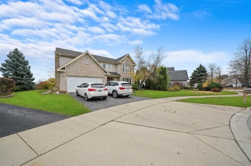 725 Greenview Ln, Wheeling, IL 60090-3214