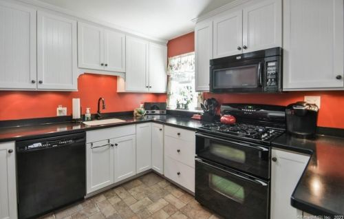 60 Houston St, Waterbury, CT 06704-2519