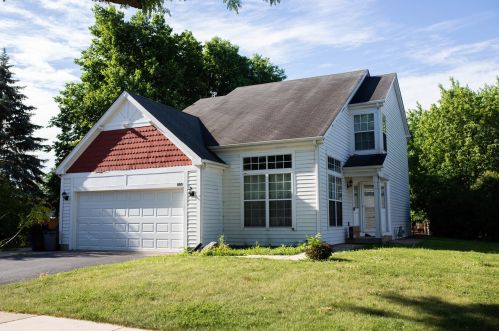 895 Medford Dr, South Elgin, IL 60177-2550