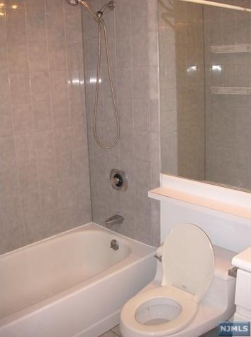 402 Ellery Ct, Edgewater NJ  07020-1622 exterior