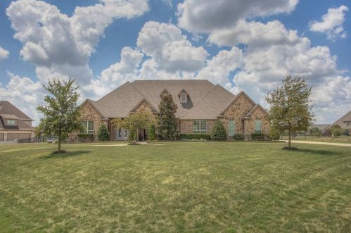 12801 Bella Villa Dr, Fort Worth, TX 76126-4949