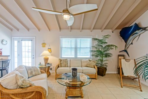 16 Las Vegas Rd, Lavallette NJ 08735-1815 exterior