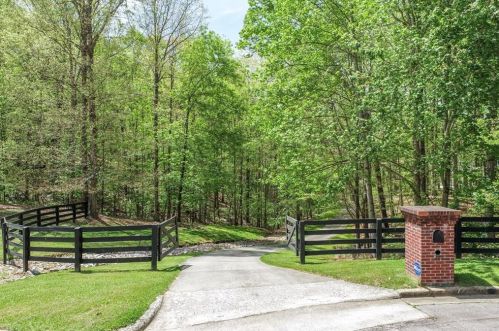 2221 Fox Creek Trl, Gainesville, GA 30501-1320